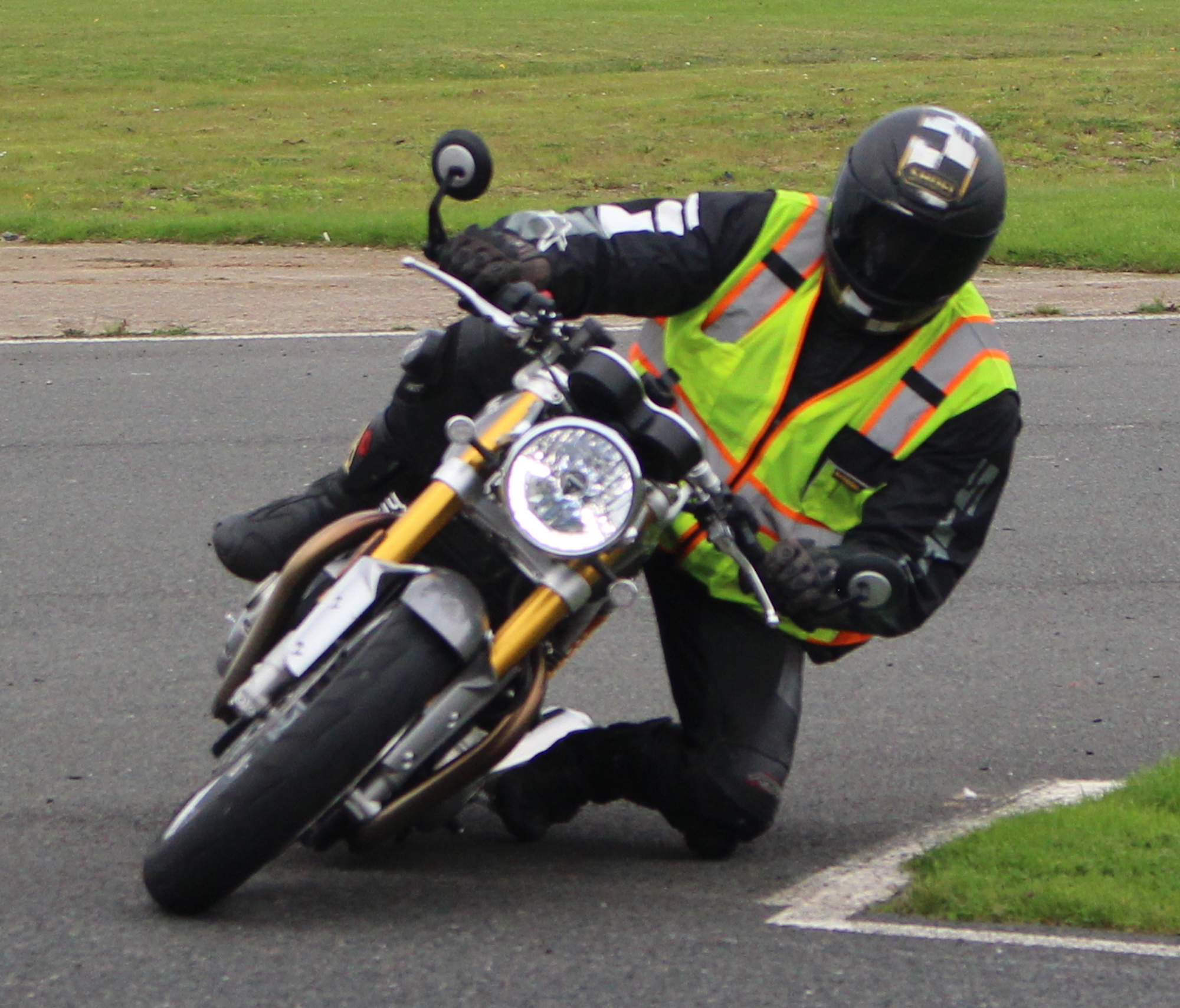 Triumph Knee down advanced motorcycle training